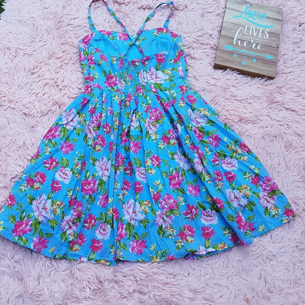 I LOVE H81 Dress Light Blue Pleats Floral Criss Cross Back Size Medium - Picture 3 of 8